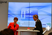 Vergrößern: Offizieller Startschuss zum Onlineantrag mit elektronischem Personalausweis (Ministerpräsidentin des Saarlands Annegret Kramp-Karrenbauer mit Sozialminister Andreas Storm)