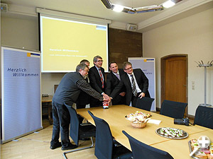 Vergrößern: Offizieller Startschuss des Verfahrens im Landesamt in Saarbrücken mit dem Sozialminister und den leitenden Mitarbeitern