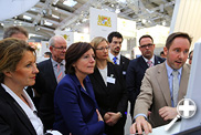 Vergrößern: Ministerpräsidentin aus Rheinland-Pfalz Malu Dreyer und Wirtschaftsministerin Anke Rehlinger lassen sich von Herrn Wolter über das Verfahren informieren